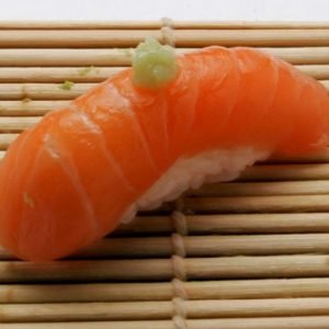 N03. Laks m. marineret hvidløg